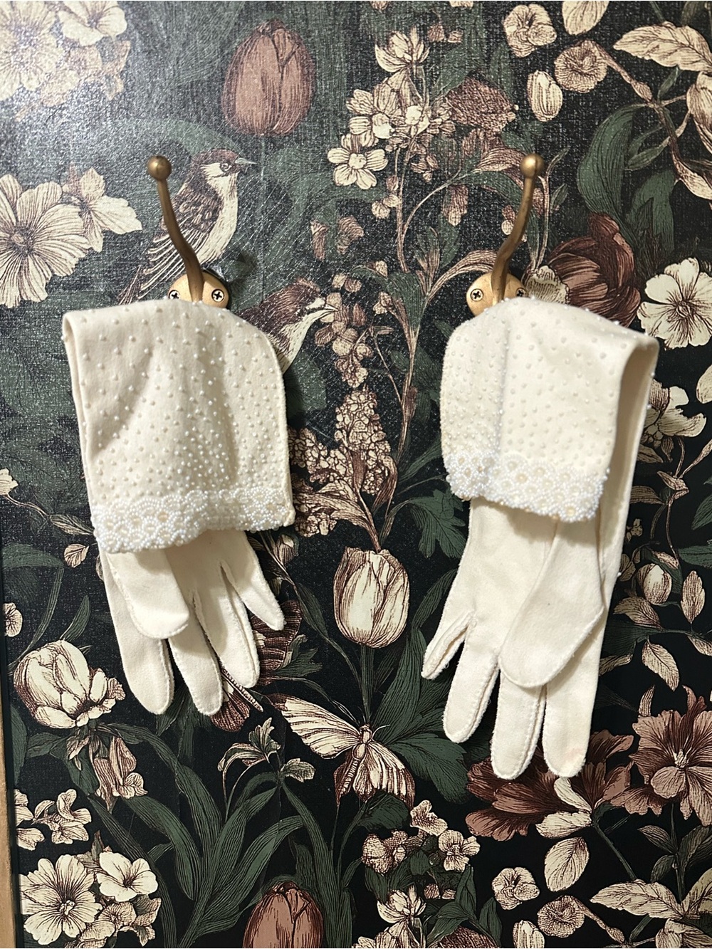 Vintage 1950s hand beaded white cream gloves